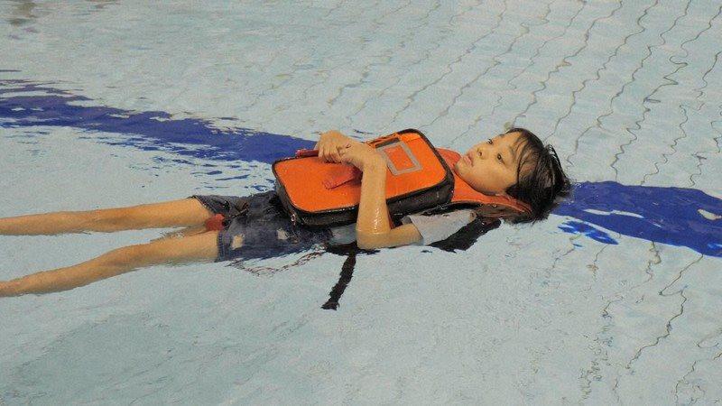 Ở Nhật Bản, ba lô học sinh biến thành áo phao bảo vệ trẻ em khi gặp sự cố dưới nước.