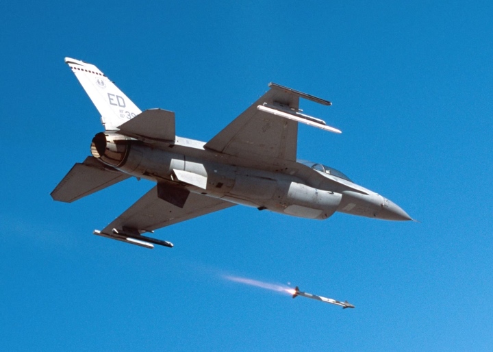 F-16 Hoa Kỳ bắn hụt vật thể không xác định trên hồ Huron