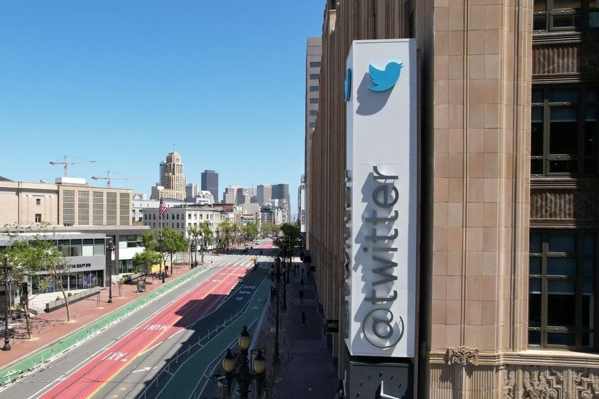 Tại văn phòng ở San Francisco, Twitter đang tổ chức một cuộc đấu giá hàng loạt đồ dùng.