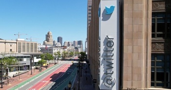 Tại văn phòng ở San Francisco, Twitter đang tổ chức một cuộc đấu giá hàng loạt đồ dùng. Tại văn phòng ở San Francisco, Twitter đang tổ chức một cuộc đấu giá hàng loạt đồ dùng.