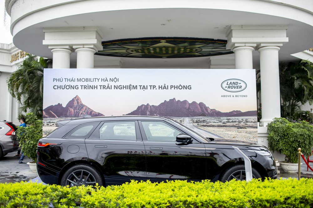Đối với khách hàng của mình, Jaguar Land Rover đang cung cấp các cơ hội trải nghiệm và dịch vụ lưu động Đối với khách hàng của mình, Jaguar Land Rover đang cung cấp các cơ hội trải nghiệm và dịch vụ lưu động