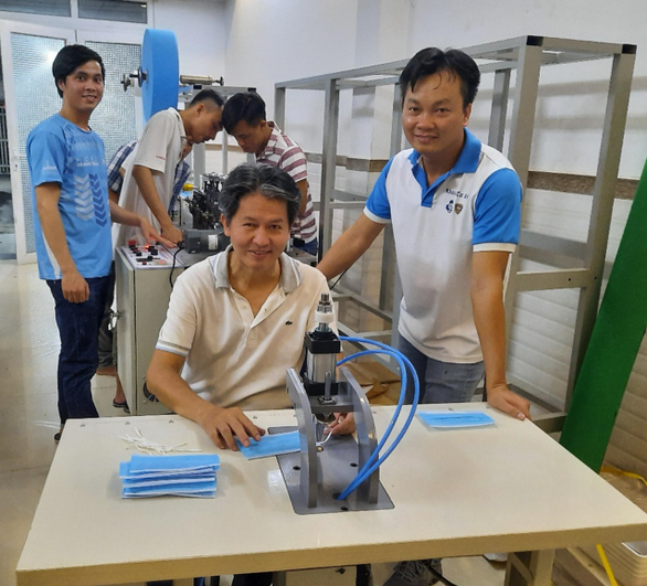 Giảng viên Đại học Bách khoa TP.HCM chế tạo máy sản xuất khẩu trang y tế Giảng viên Đại học Bách khoa TP.HCM chế tạo máy sản xuất khẩu trang y tế