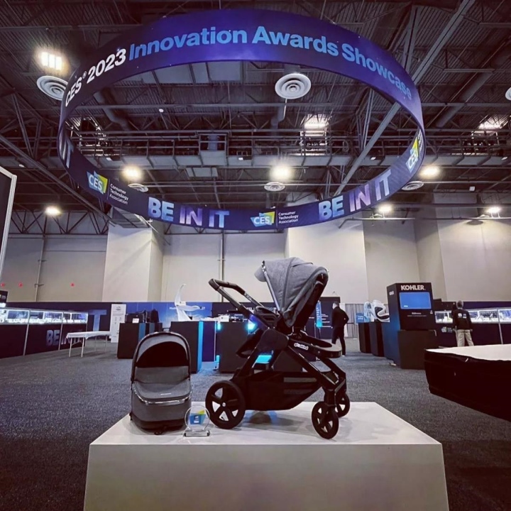 Độc lạ xe đẩy em bé tự động sử dụng công nghệ AI