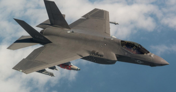 Máy bay tiêm kích tàng hình F-35 do Mỹ và Đức sản xuất với sự hợp tác của Hoa Kỳ và Đức. Máy bay tiêm kích tàng hình F-35 do Mỹ và Đức sản xuất với sự hợp tác của Hoa Kỳ và Đức.