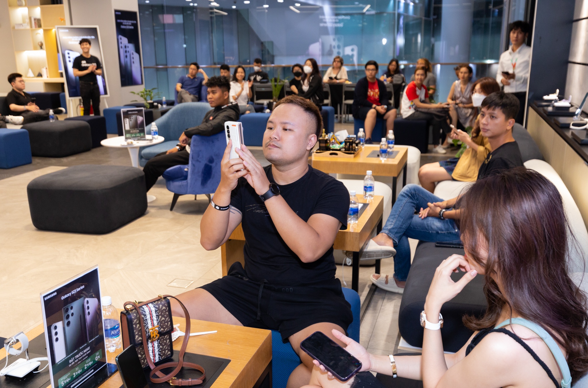 Người dùng Việt hào hứng với Galaxy S23 trên tay tại Samsung 68