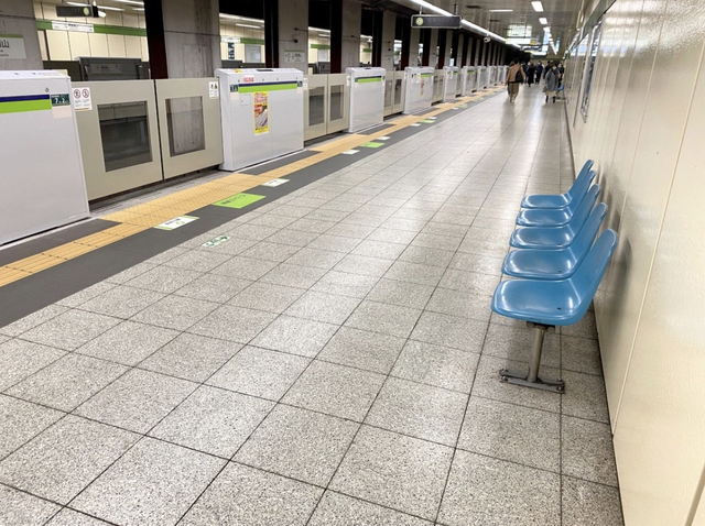 Tinh tế như người Nhật: Những chiếc ghế ở nhiều ga tàu không quay mặt về phía đường tàu, thực chất là để bảo vệ hành khách.