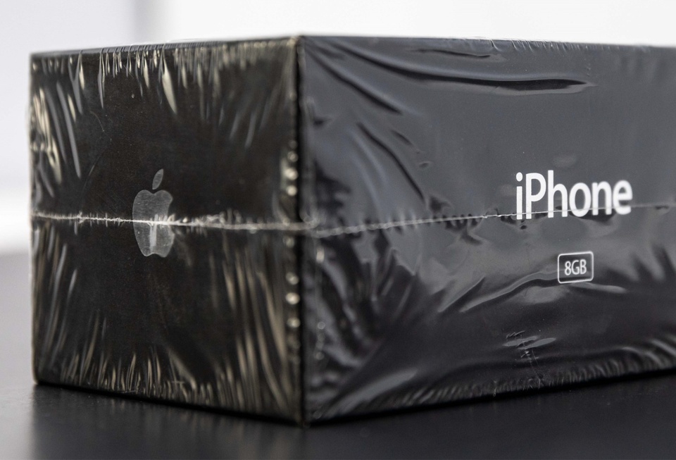 Chiếc iPhone nguyên seal, được bán với giá khởi điểm hơn 63.000 USD, là chiếc iPhone đời đầu tiên từng được đấu giá.