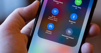 Do khách đánh bom qua iPhone, chuyến bay đến Hoa Kỳ đã bị hoãn lại trong bốn giờ. Do khách đánh bom qua iPhone, chuyến bay đến Hoa Kỳ đã bị hoãn lại trong bốn giờ.