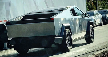 Xe Civictruck của Tesla một lần nữa bị phát hiện có những sai sót trên đường: lề khó khăn, đèn hậu trục trặc Xe Civictruck của Tesla một lần nữa bị phát hiện có những sai sót trên đường: lề khó khăn, đèn hậu trục trặc