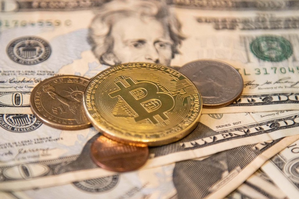 Giá Bitcoin tăng vượt mức 24.000 USD