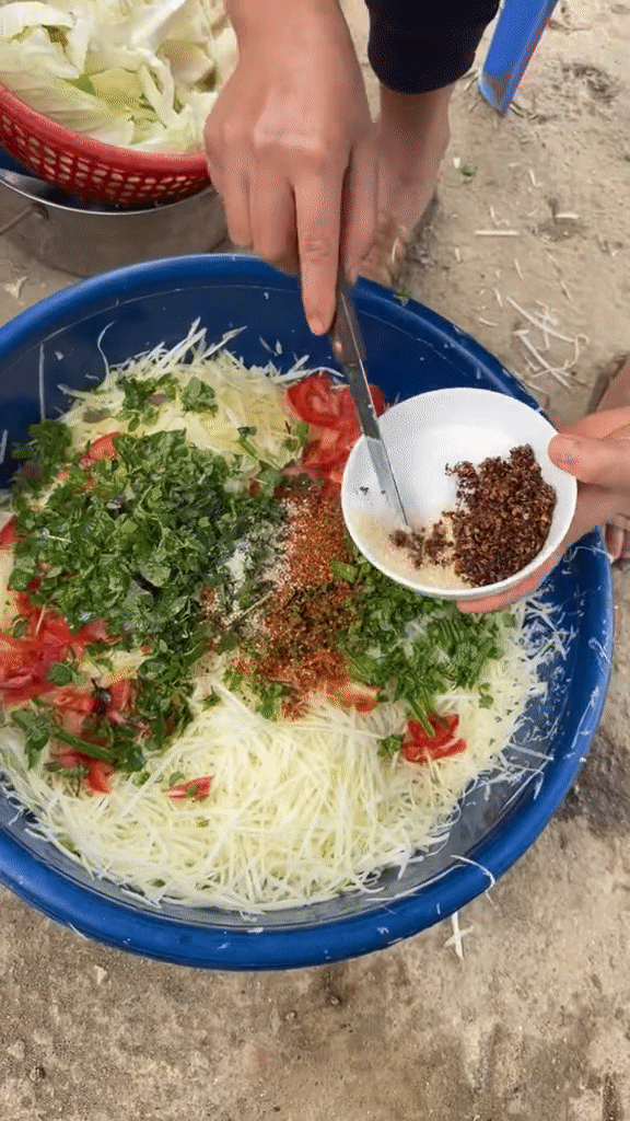 Món nộm “tập thể” độc đáo tại Thanh Hoá: mỗi người góp một nguyên liệu, hương vị thơm ngon bất ngờ - Ảnh 5. Món nộm “tập thể” độc đáo tại Thanh Hoá: mỗi người góp một nguyên liệu, hương vị thơm ngon bất ngờ - Ảnh 5.
