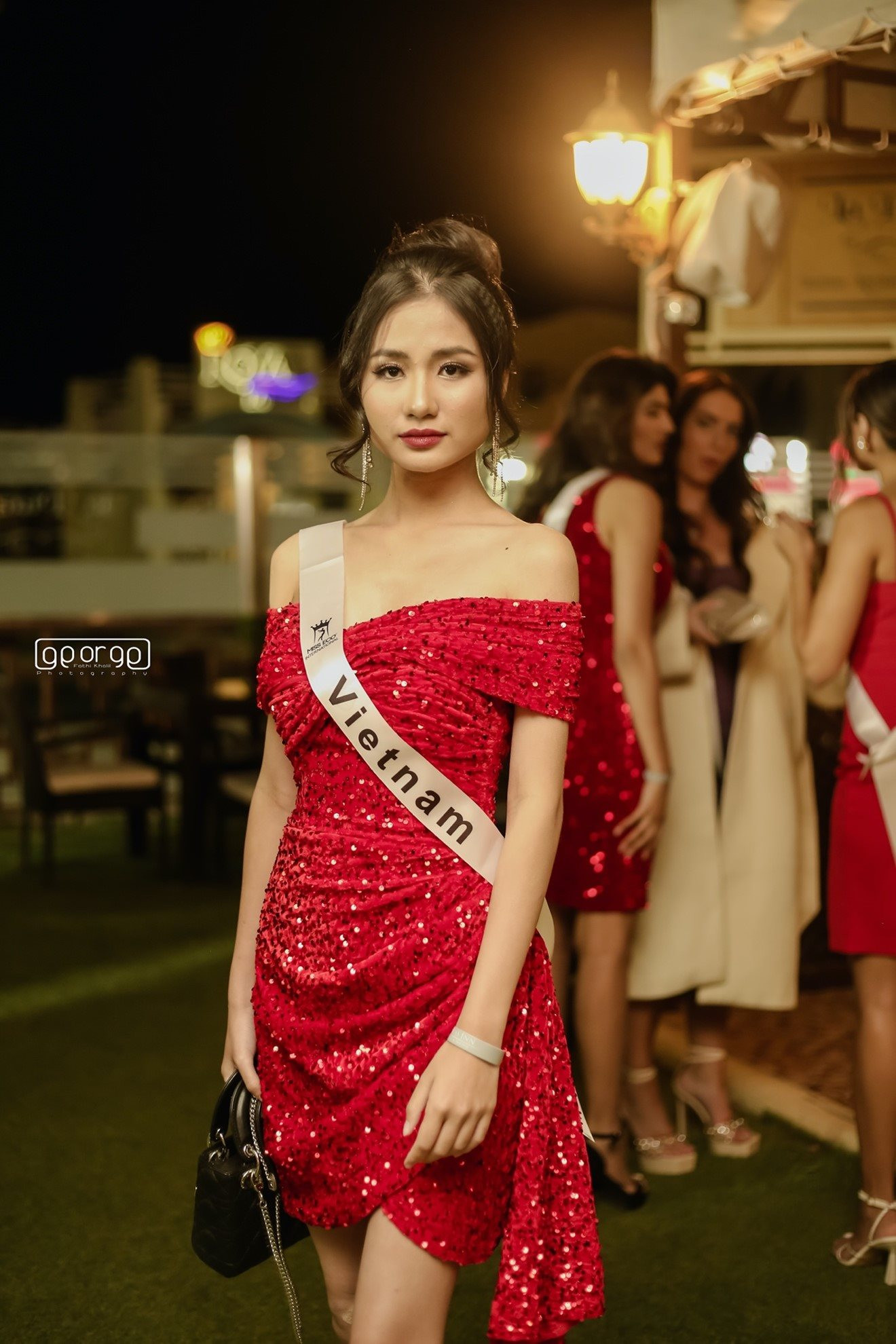 Hoa hậu Nguyễn Thanh Hà tự tin kết bạn với các hoa hậu quốc tế tại Ai Cập