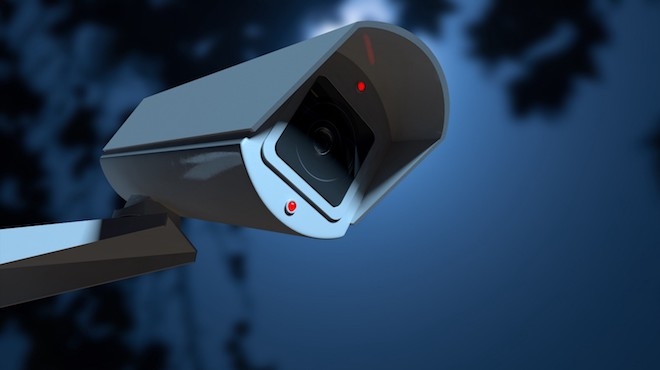 Khi bạn không ở nhà, camera an ninh có thể cảnh báo tội phạm mạng.