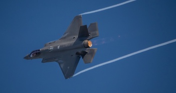 F-35 Mỹ lần đầu tiên biểu diễn tại Ấn Độ F-35 Mỹ lần đầu tiên biểu diễn tại Ấn Độ