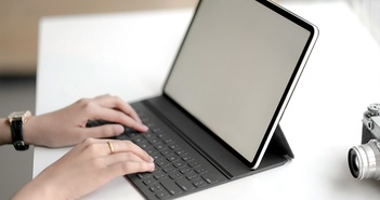 iPadOS ngày càng xịn hơn, nhưng để có trải nghiệm giống máy tính hơn, trước tiên phải có đế nâng màn hình này iPadOS ngày càng xịn hơn, nhưng để có trải nghiệm giống máy tính hơn, trước tiên phải có đế nâng màn hình này