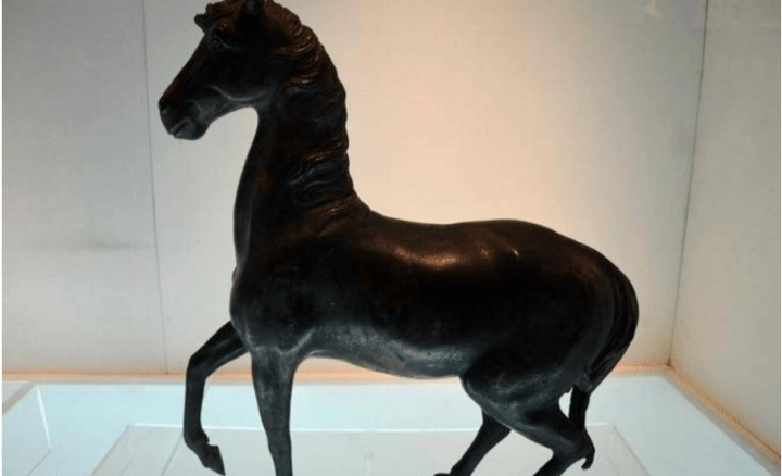 Một chuyên gia vừa nhìn thấy bức tượng con ngựa đã hô lên, "giá 340 tỷ đồng" khi anh ta mang nó đi kiểm tra.