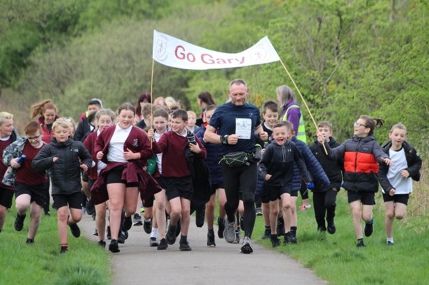 Một người Anh chạy marathon 365 ngày để làm từ thiện vào năm 2022.