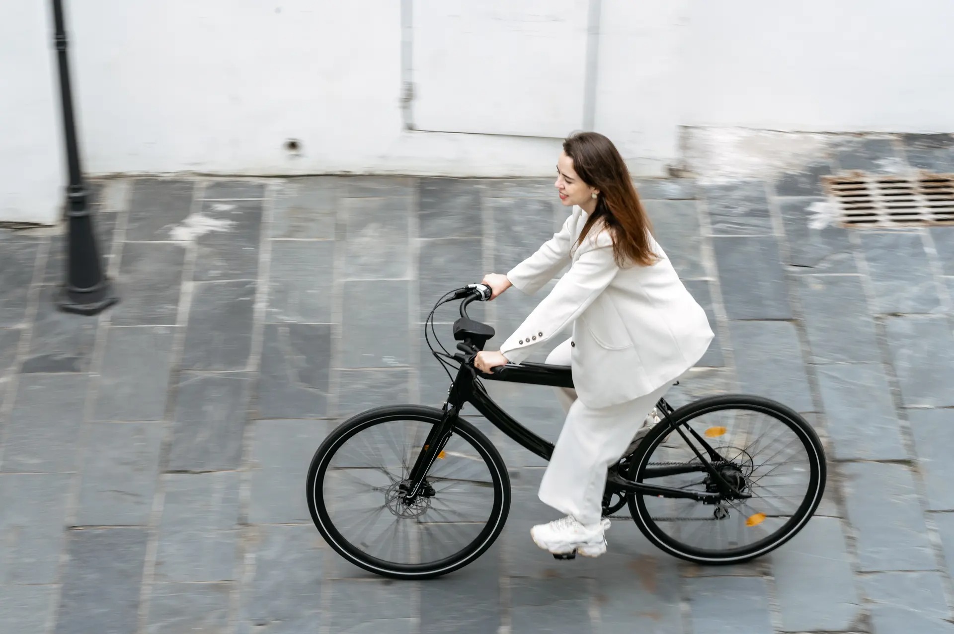 Xe đạp điện siêu nhẹ và sang chảnh cho môi trường đô thị, phạm vi di chuyển tối đa 120 km, giá từ $3,99 đến $4,99