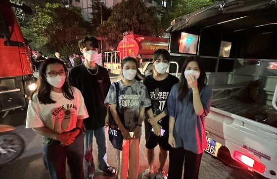 Hà Nội: Cảnh sát  giải cứu 5 người thoát khỏi vụ cháy tại quận Hoàng Mai  - Ảnh 2.