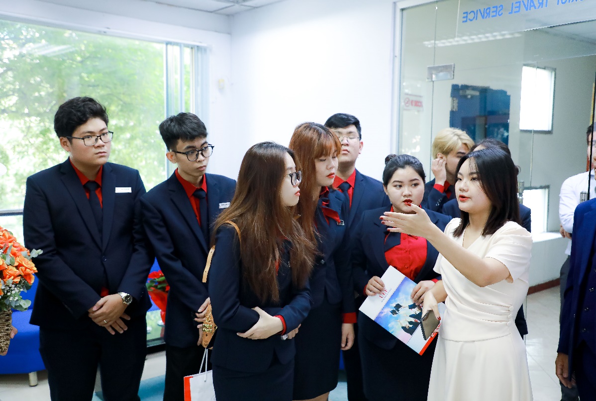 Học ngành Quản trị dịch vụ du lịch và lữ hành với thế mạnh đào tạo tiếng Anh tại UEF - Ảnh 3.