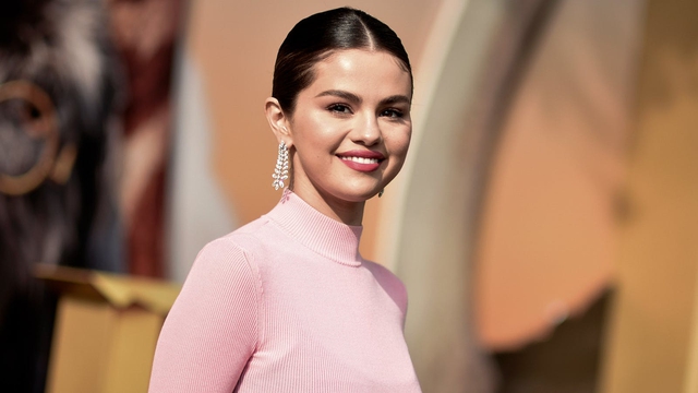 Khi khán giả xin chụp ảnh Selena Gomez, một cử chỉ ấm lòng được hàng triệu lượt xem và tiết lộ tính cách chân thành của Selena Gomez.