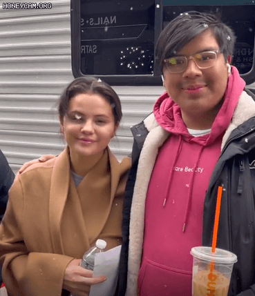 Video tiết lộ tính cách thật của Selena Gomez khi khán giả xin chụp ảnh, 1 cử chỉ ấm lòng nhận hàng triệu lượt xem - Ảnh 4. Video tiết lộ tính cách thật của Selena Gomez khi khán giả xin chụp ảnh, 1 cử chỉ ấm lòng nhận hàng triệu lượt xem - Ảnh 4.