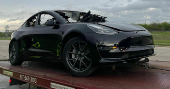Khi đang chạy trên đường, Tesla Model 3 tự bốc cháy khi đang chạy. Khi đang chạy trên đường, Tesla Model 3 tự bốc cháy khi đang chạy.