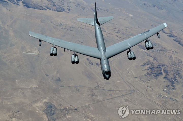 Máy bay ném bom mang đầu đạn hạt nhân B-52H