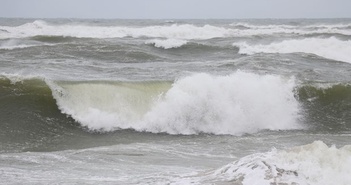 Tại khu vực ven biển Nam Bộ, đề phòng triều cường kết hợp sóng lớn