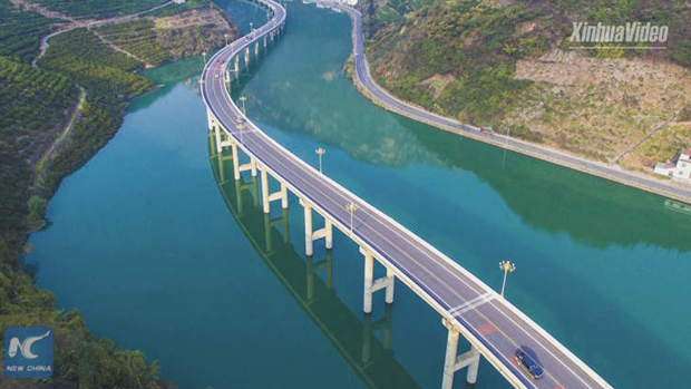 Kỳ lạ xa lộ nối Thượng Hải và Thành Đô chạy giữa dòng sông Tương Tây