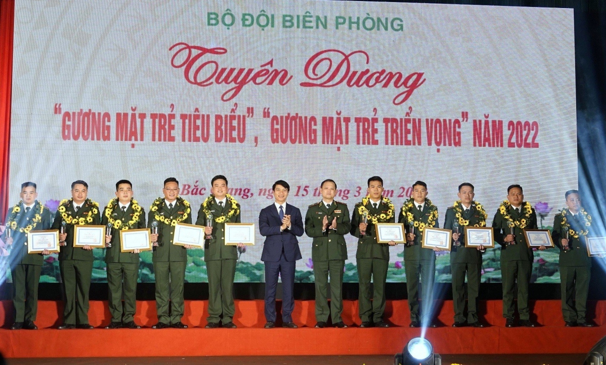 Tuyên dương "Gương mặt trẻ tiêu biểu" bộ đội biên phòng