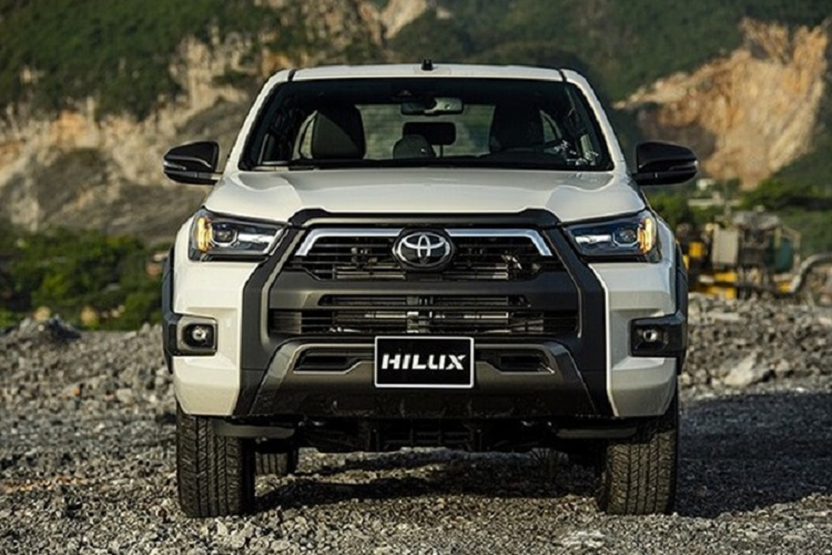 Toyota Hilux 2023 tăng giá bán tới 180 triệu đồng tại Việt Nam