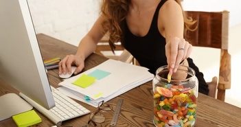 Không nên ăn những thực phẩm này dễ tăng cân do căng thẳng Không nên ăn những thực phẩm này dễ tăng cân do căng thẳng