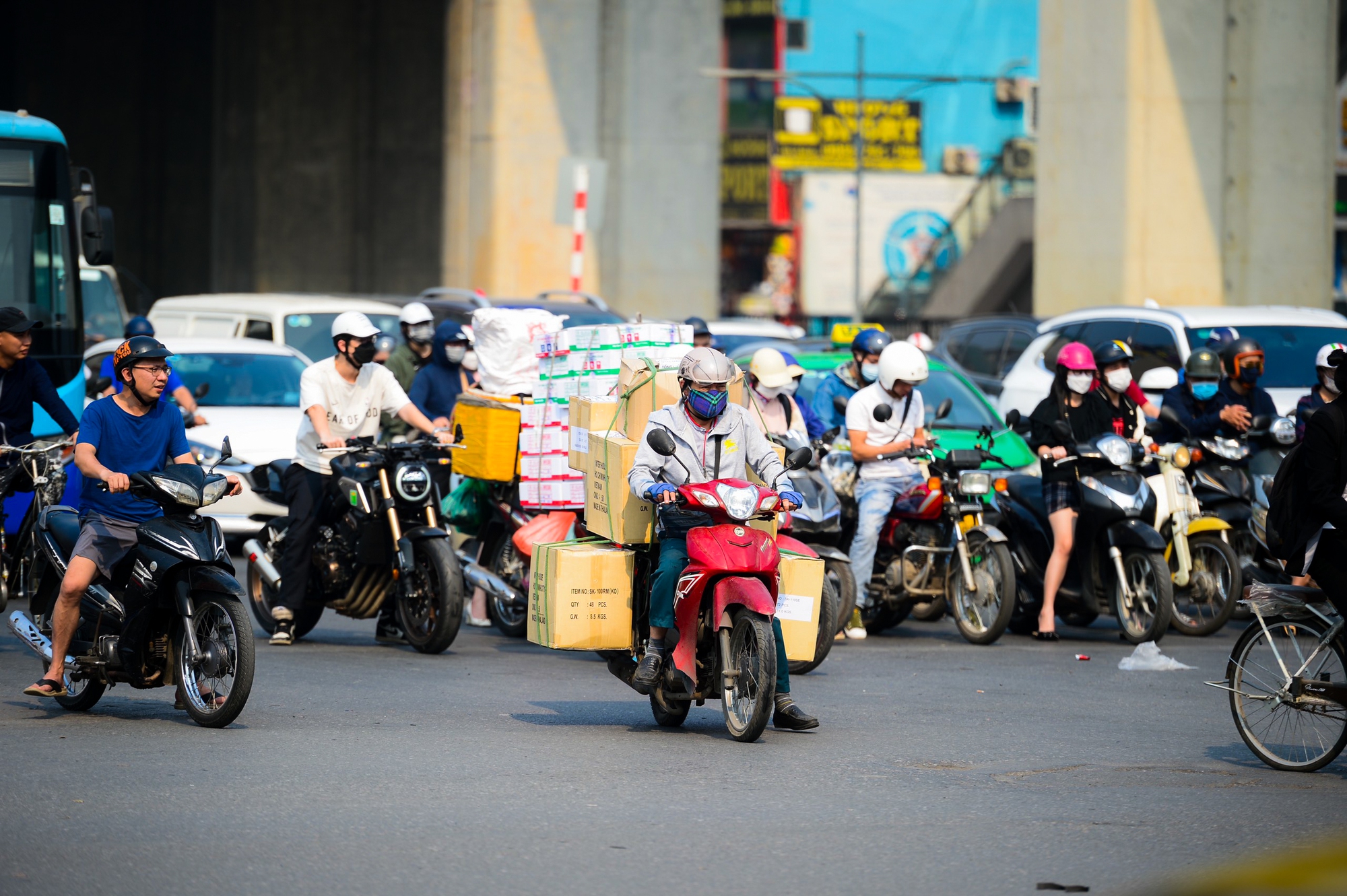 Hà Nội: Nắng nóng gay gắt, người dân “hóa” ninja mỗi khi ra đường - Ảnh 3.