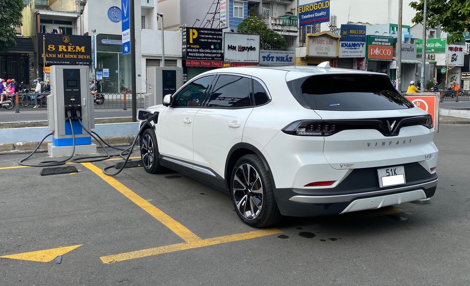 Có bất tiện khi lái ô tô điện ở Việt Nam?