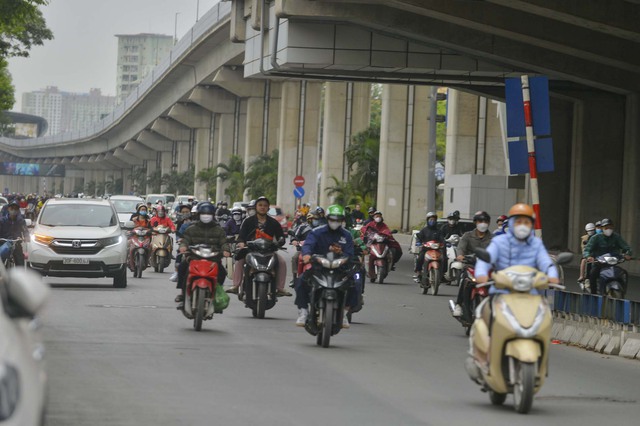 Khi Hà Nội chuyển lạnh, mọi người co ro khi ra đường.