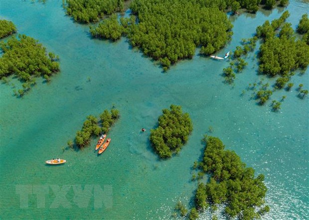 Ngành kinh tế mũi nhọn của tỉnh Khánh là phát triển du lịch.