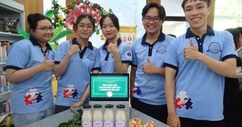 Các sinh viên làm sữa thực vật từ bã đậu nành và hạt lựu Các sinh viên làm sữa thực vật từ bã đậu nành và hạt lựu