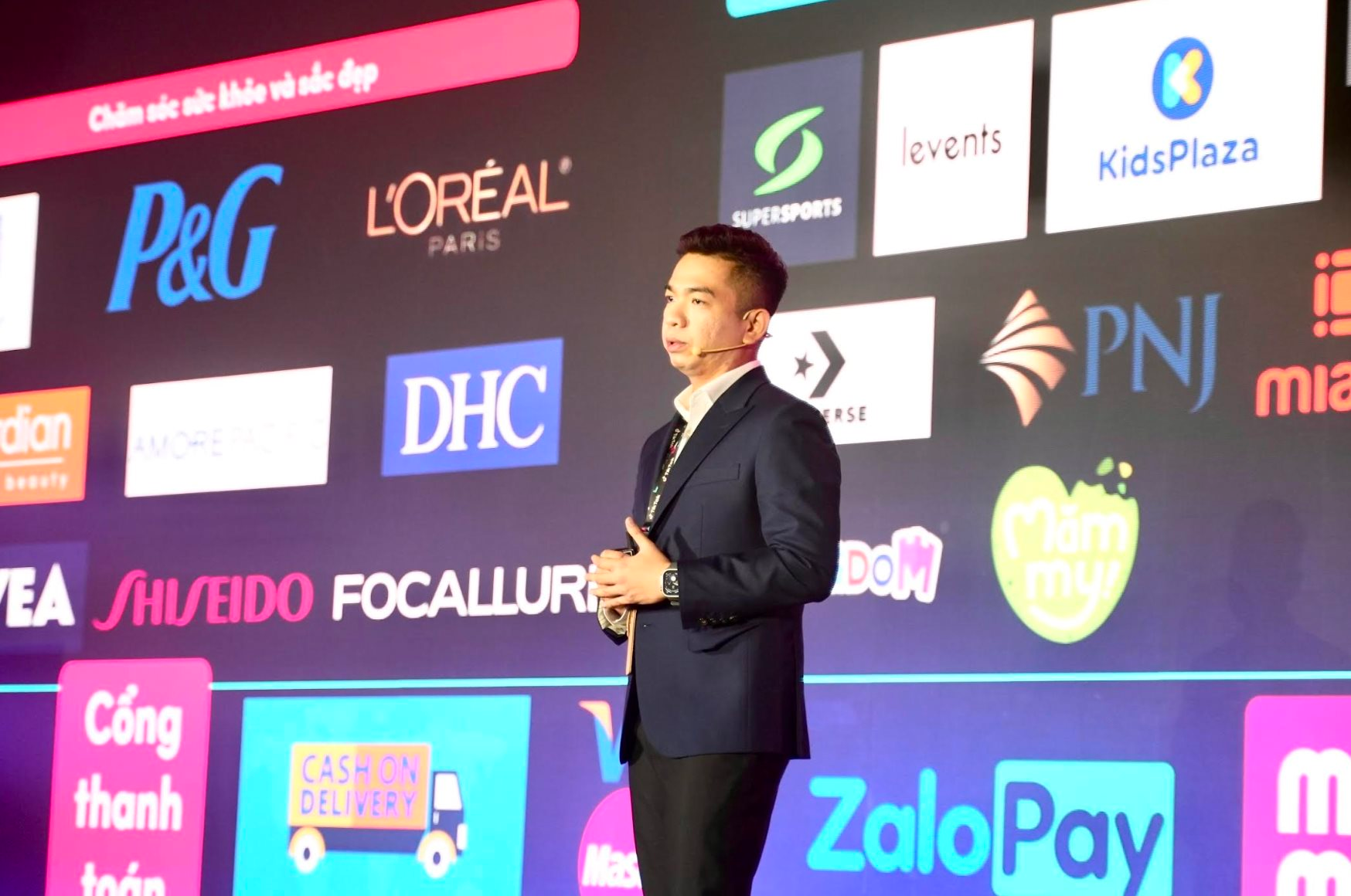 "Vũ khí" mô hình thương mại kết hợp giải trí (Shoppertainment) là gì? TikTok Shop vượt mặt Sendo, Tiki để vươn lên Top 3 các sàn TMĐT chỉ trong một năm.