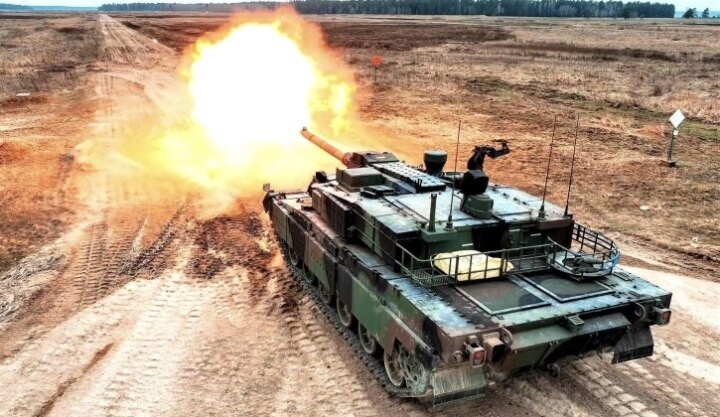 Xe tăng nguy hiểm nhất của NATO tập trận bắn đạn thật sát biên giới Nga