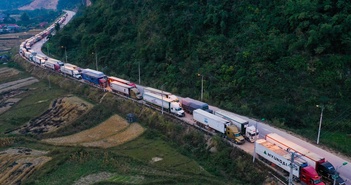 Cảnh 'ăn bờ ngủ bụi' của 4.800 tài xế xe container ở cửa khẩu Lạng Sơn