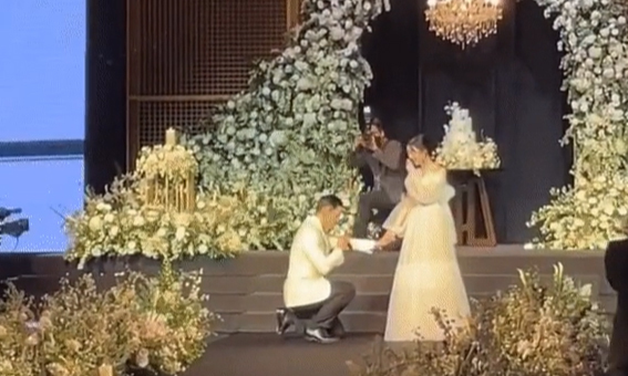 Lee Seung Gi quỳ gối hát tặng vợ ở hôn lễ