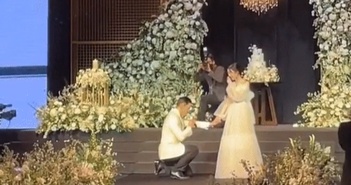 Lee Seung Gi quỳ gối hát tặng vợ ở hôn lễ