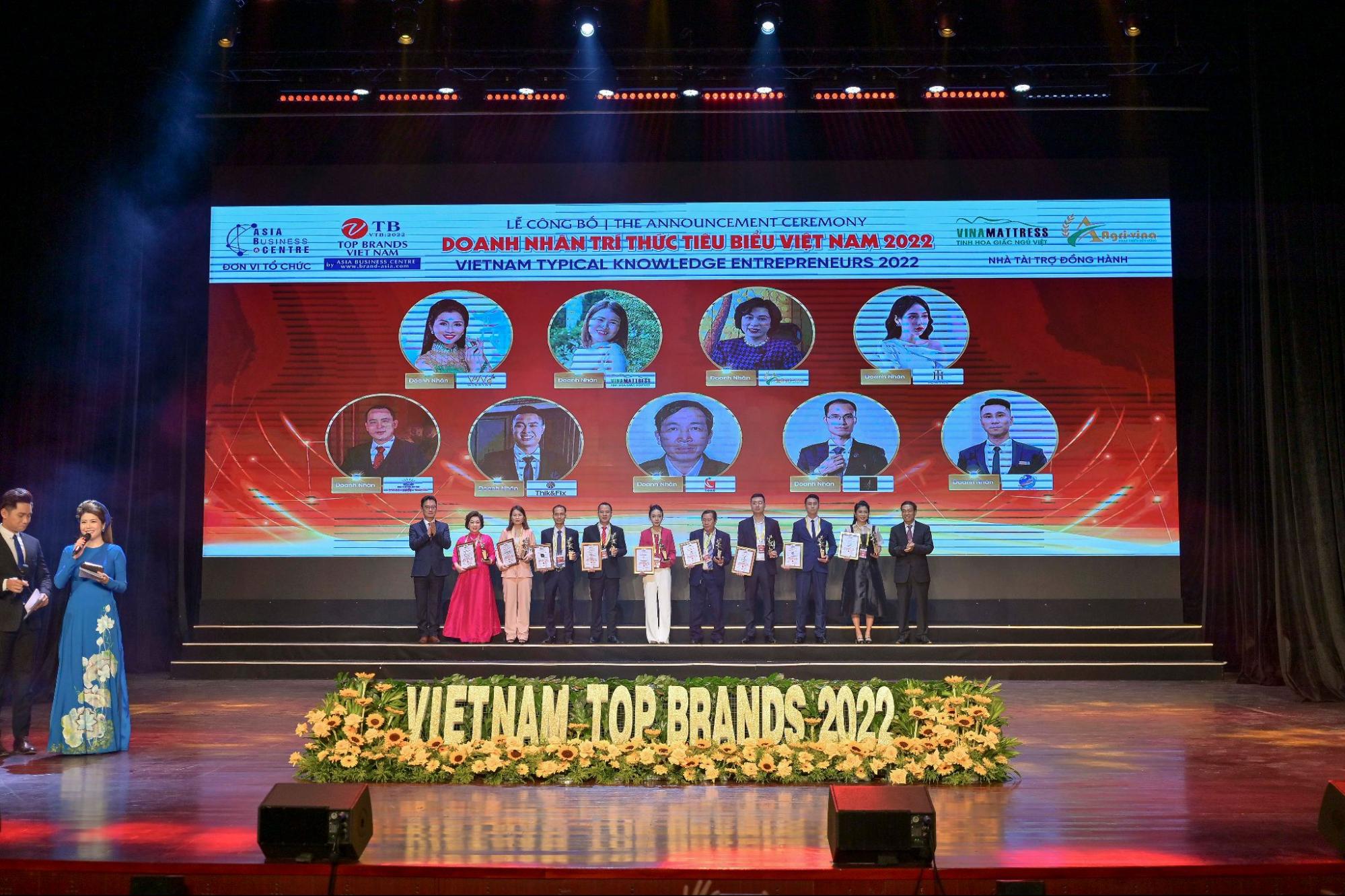 Giải thưởng "Doanh nhân trí thức tiêu biểu năm 2022" đã được trao cho Bà Nguyễn Hương Ly.