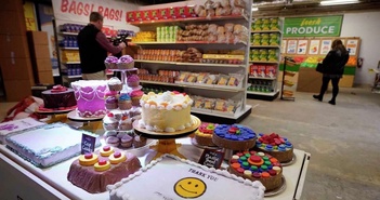 Mỹ: Cửa hàng tạp phẩm trưng bày hàng hóa làm từ túi nhựa thải Mỹ: Cửa hàng tạp phẩm trưng bày hàng hóa làm từ túi nhựa thải