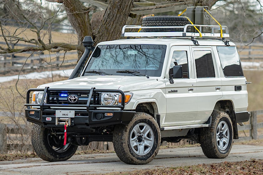 Chiếc Toyota Land Cruiser này trông rất bình thường nhưng có thể chịu được đạn súng trường và 2 lựu đạn nổ cùng lúc.