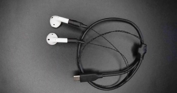Kỹ sư làm chuyện ngược đời, thêm dây cho tai nghe AirPods Kỹ sư làm chuyện ngược đời, thêm dây cho tai nghe AirPods