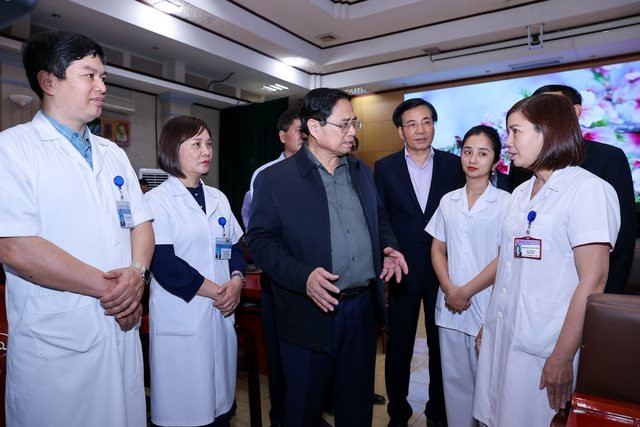 Thủ tướng kiểm tra đột xuất việc bảo đảm thuốc trong bệnh viện và cơ sở y tế