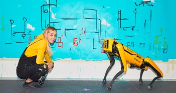 Chó robot vẽ tranh cho triển lãm nghệ thuật