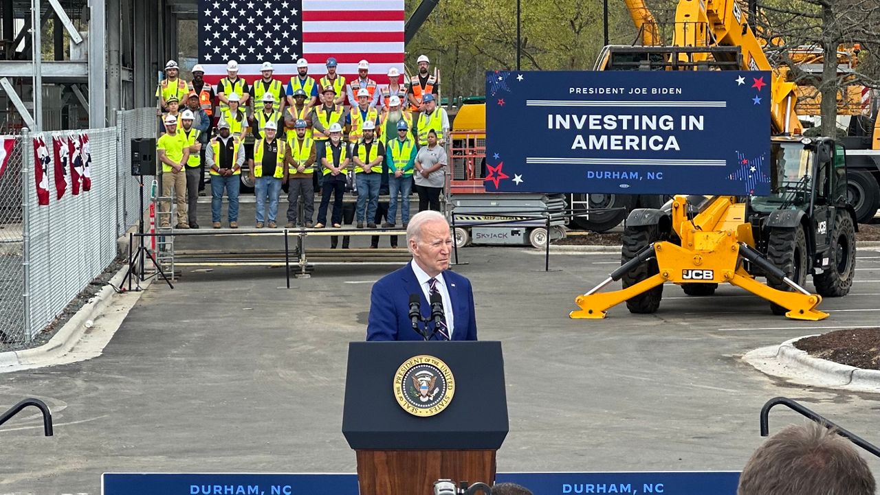 Tổng thống Mỹ Biden nhấn mạnh giá trị đầu tư của nhà máy VinFast ở Bắc Carolina.